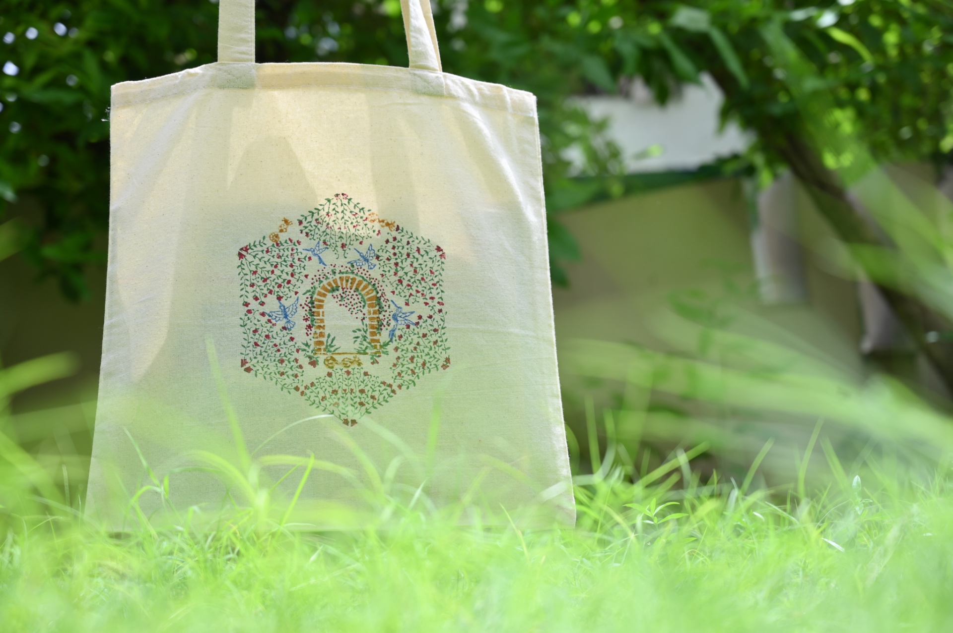 Tote bag with hand-printed garden arch motif